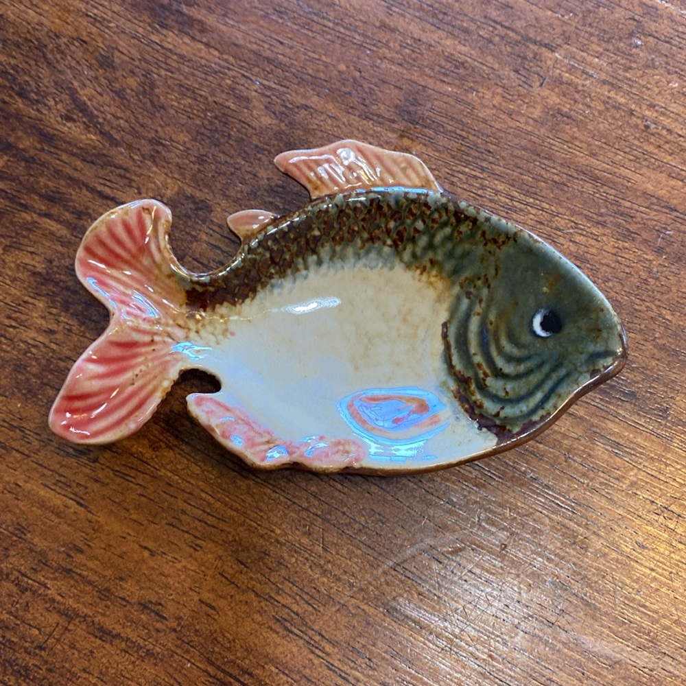 Pier 1 Imports Fish dish with 4 little fish, hand painted. - Picture 5 of 6